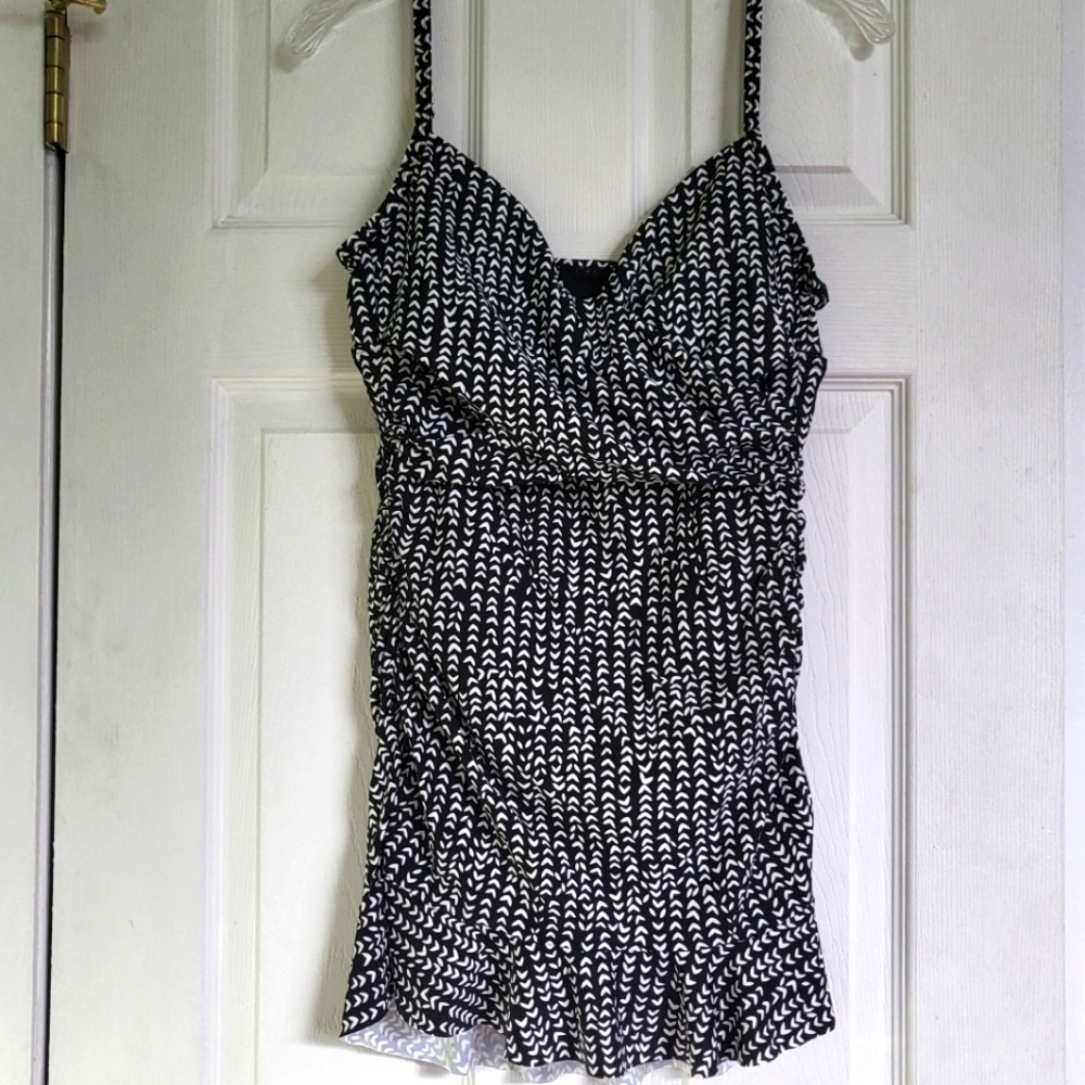 La Blanca Skirted White Hearts in Black One Piece Swimsuit  Size 8